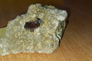 Кварцевая жила с крупными кристаллами пирита