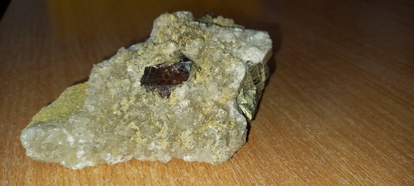 Кварцевая жила с крупными кристаллами пирита