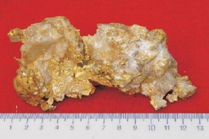 Кварц в золоте