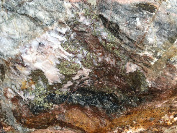 Включения халькопирита в скарнах