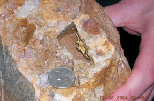 Самородок золота в каверне выветрелого пирита