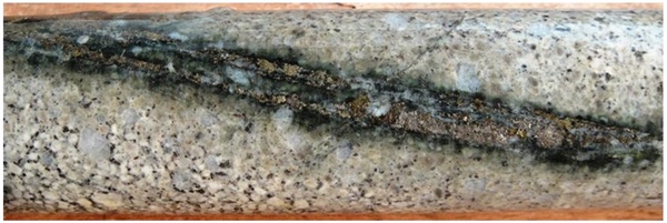 Veinlet of quartz-pyrrhotite-chalcopyrite