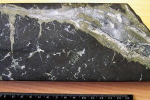 Золотоносная магнетитовая руда с кварц-кальцит-сульфидными гнездами и прожилками