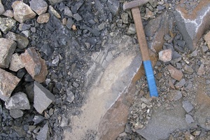 Контакт дайки монцодиорит-порфиритов с вулканитами