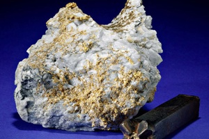 Visible gold in quartz
