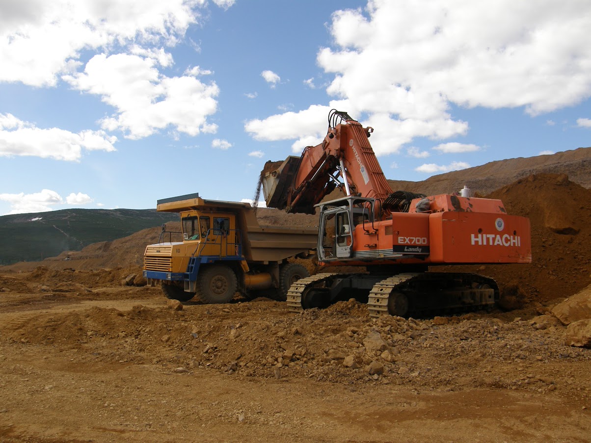 Погрузка руды на месторождении Таборное