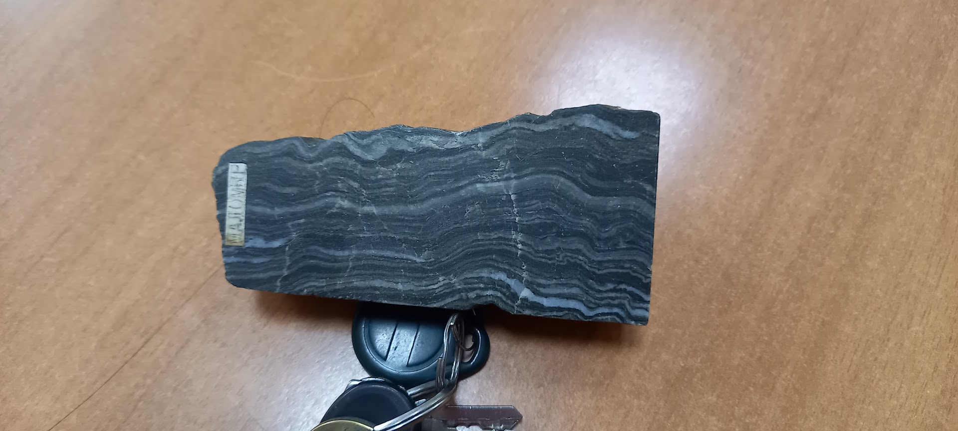 Углеродсодержащий сланец с золотом