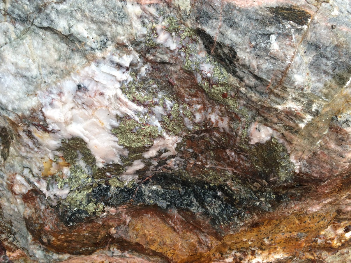 Включения халькопирита в скарнах