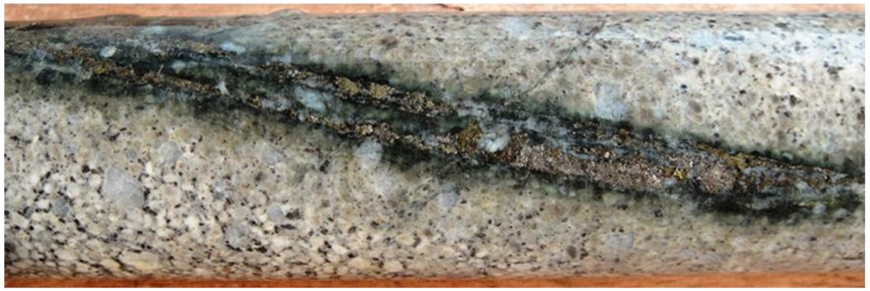 Veinlet of quartz-pyrrhotite-chalcopyrite